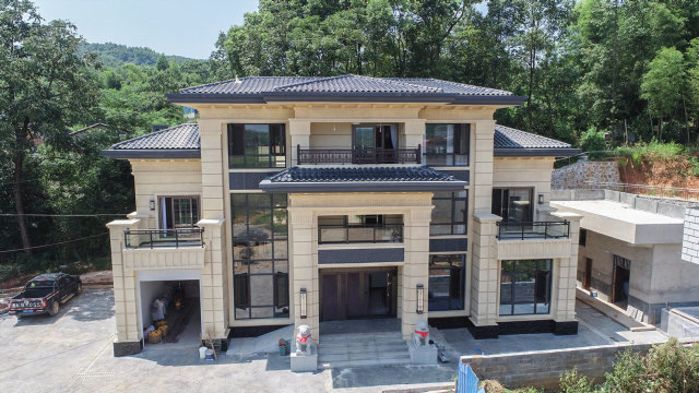 湖南娄底自建三层别墅,外观太气派了,村里人人都羡慕!