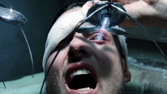 阿汤哥被未来战士追杀,挖掉眼珠换新眼,1秒易容改头换面