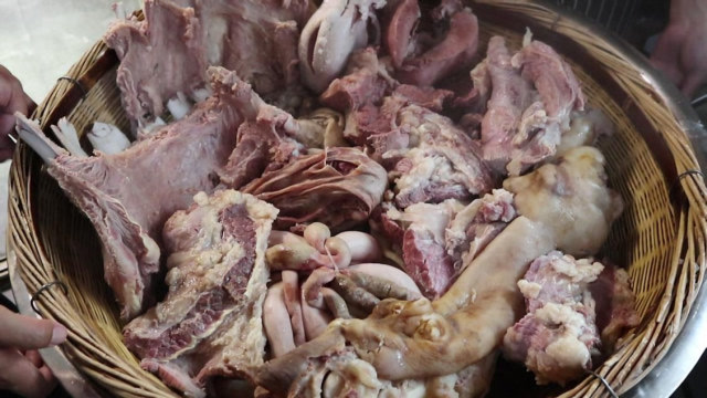 山东农村全牛宴,每天现煮一头牛,4斤牛排花230元,爷俩吃到过瘾