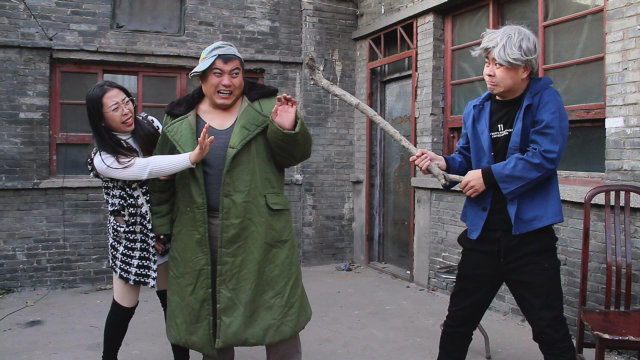 农村傻女婿和老丈人干仗,整个过程太逗了,从开头笑到结尾