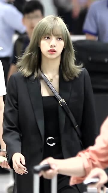 lisa,短发和西装真的"莎"我,气质绝了