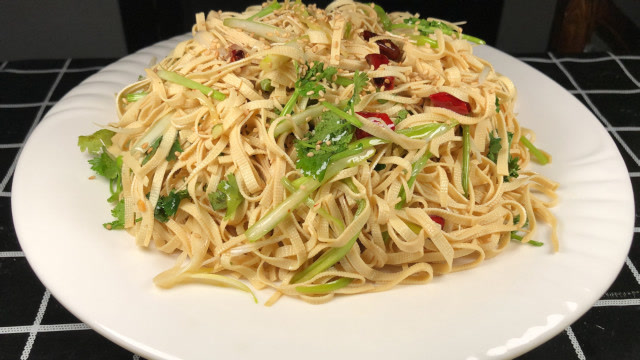 东北特色炝干豆腐丝这么做,爽口开胃又下饭,一盘不够吃