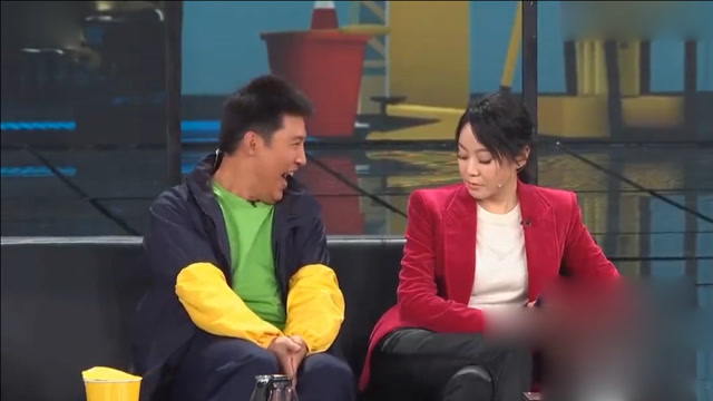 闫妮孙涛这俩人太会整,演的小品句句是梗,笑翻台下观众