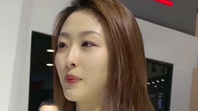 车展上跳舞的小仙女黄会赢,她的舞蹈是专业老师的水平,一次演出薪资
