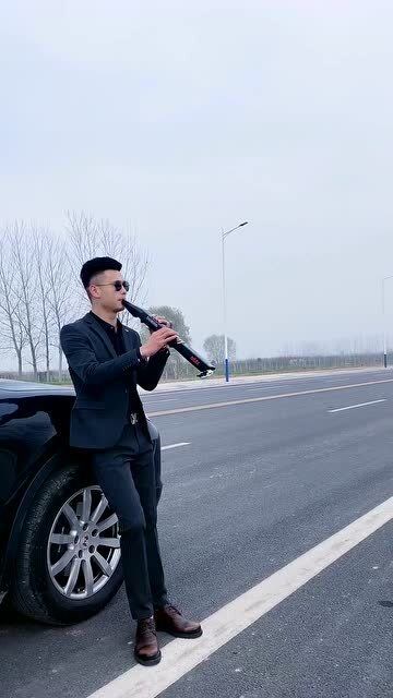 帅哥电吹管演奏爱的世界只有你曲调走心吹得十分潇洒