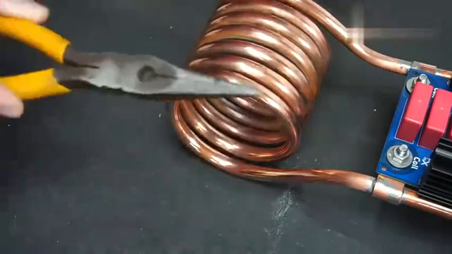 老外会玩,用铜管制作1100瓦的加热器,烧红金属轻而易举!