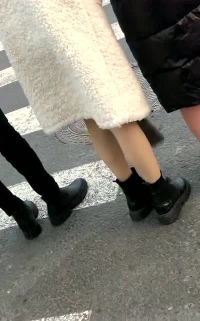 大冬天露脚脖子,都冻成红色了,咱也不知道他们冷不冷,咱也不敢问呢!