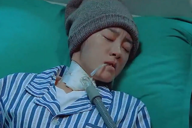 好扎心呀,女孩自己拔掉了氧气管,看哭我了!