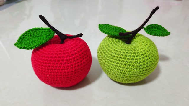 用毛线钩织可爱的苹果,当摆件或送人都不错,还永不变质哦(下)