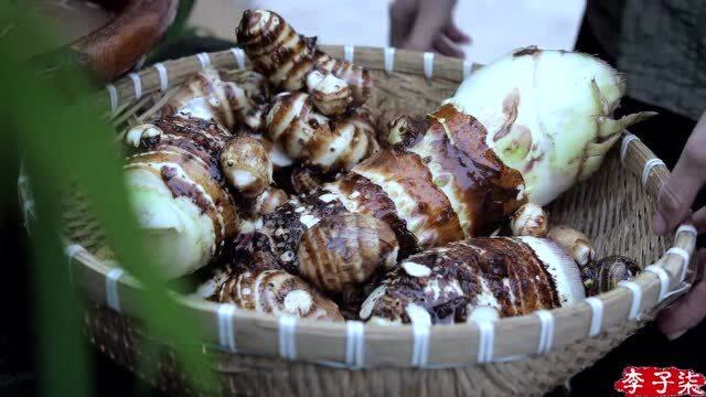 李子柒做了咸蛋黄芋头,她家芋头好新鲜