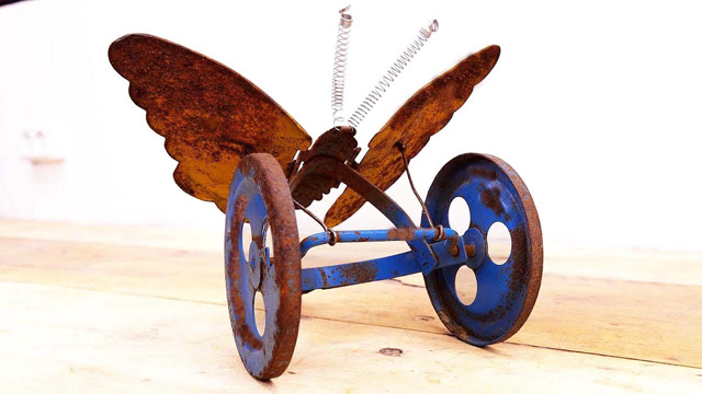 垃圾堆捡来的破玩具,小伙拿起工具就翻新,成品瞬间变得崭新如初