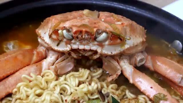 豪华版泡面还搭配一只螃蟹,这吃法太土豪了,真羡慕