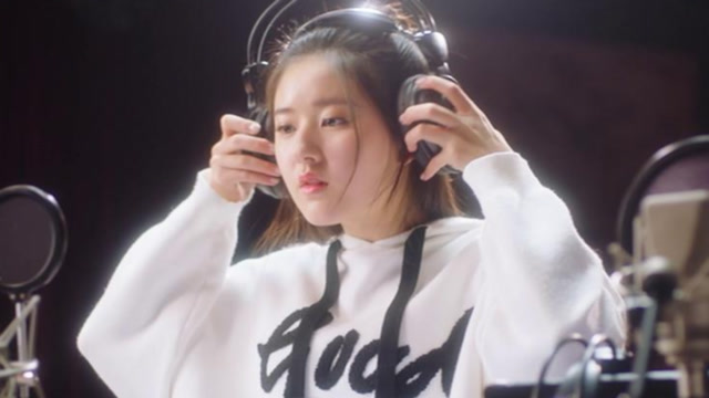 赵露思唱歌跑调,又频频和专业歌手合唱,那她到底会不会唱歌?