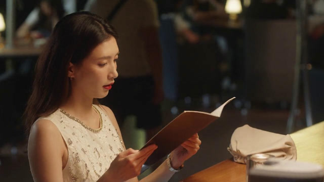 三十而已:王漫妮精心打扮,参加游轮聚会,一身白裙太惊艳了