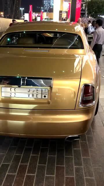 迪拜土豪金版"大劳",美女打开车门那一刻,就知道有多奢侈!