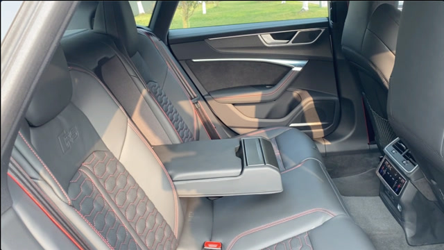 全新奥迪rs7后排空间不要抱太大希望