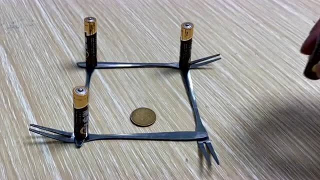 四节电池就能让硬币动起来简直太神奇了你们知道这是什么原理吗