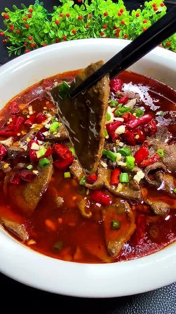 猪肝别总炒着吃,试试这道水煮猪肝,香辣过瘾味道棒,美味又解馋!