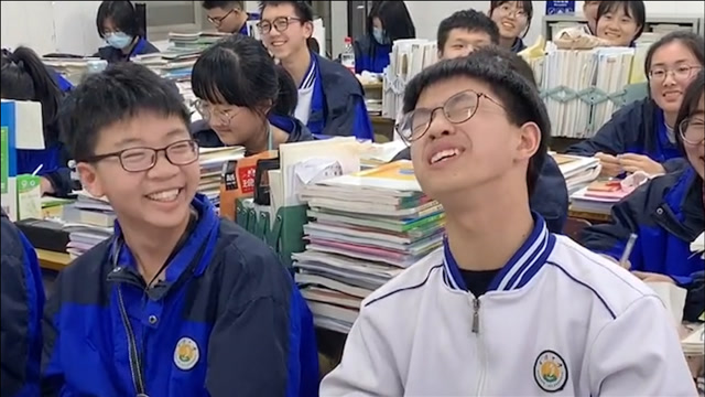 高中男生吐槽同桌"口是心非":说不写作业却考高分 班主任爆笑