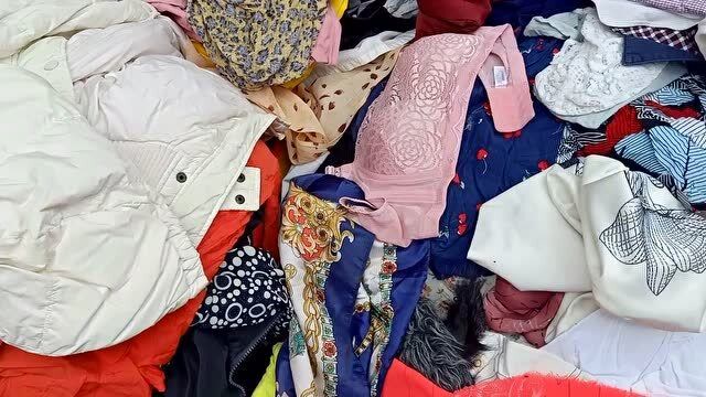 邋遢大叔回收旧衣服除了女性衣服居然还有内衣不知道他要拿去干嘛