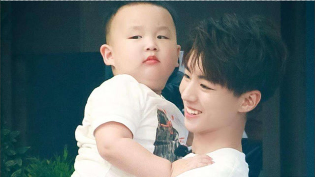 男明星带娃合集:王俊凯化身奶爸与萌娃搞怪互动,专业带娃有一套