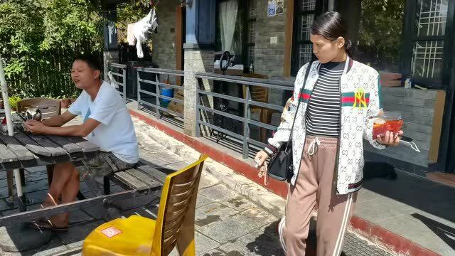 高哥为尼泊尔媳妇出钱出力她当老板我当小弟全部身家给她了
