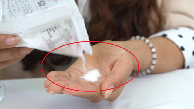 食盐抹在鼻子上太厉害了,解决了很多妹子的难言之隐,棒极了