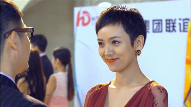 我为儿孙当北漂:一鸣参加酒会,与美貌女总监重逢,立马支开媳妇