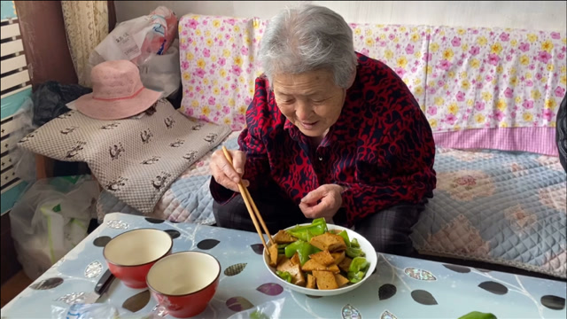 孙子第一次给84岁奶奶做饭,奶奶吃了后怎么说的?看完感动了