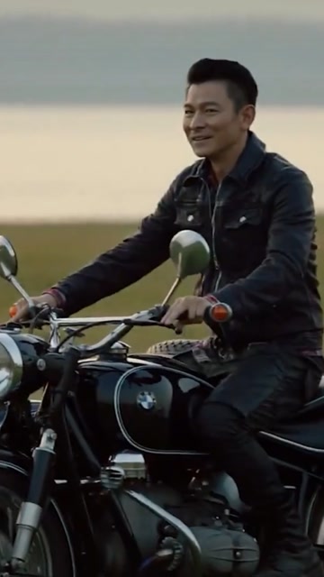 刘德华骑摩托车简直帅爆了