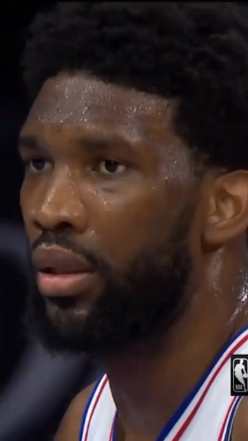 输球后的恩比德眼神中充满了无奈,但是还好没有哭