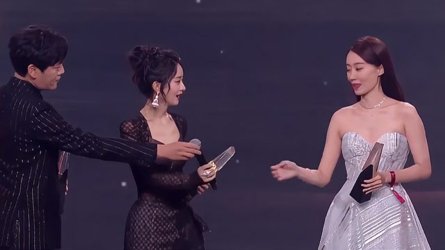 张小斐,赵丽颖就领个奖,还要被考绕口令,这段承包一天笑点!