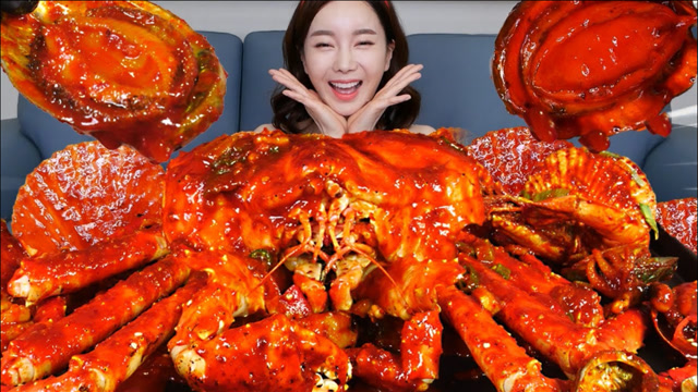 韩国美女挑战海鲜大餐,一口帝王蟹一口鲍鱼,这也太香了!