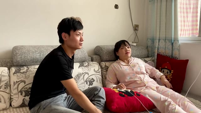 丹丹嫌弃自己剖腹产刀疤丑,鹏鹏细心检查,直呼做女人真不容易