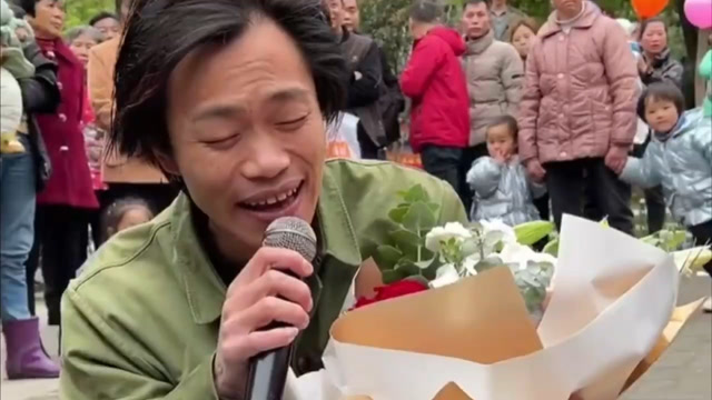 流浪哥卖唱,竟然还有人送花,太不可思议了