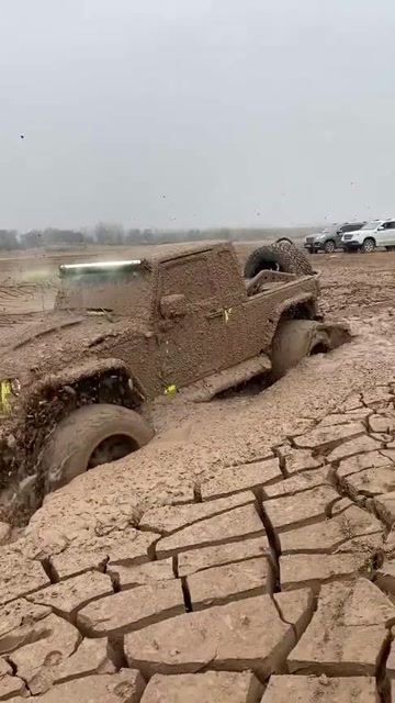牧马人玩泥巴被陷,满身都是泥巴,这才是越野车该有的样子