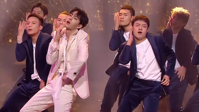 经不起慢放,王一博《散落的华服》慢舞,白西装让我看没了!