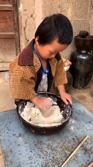 这就是农村穷人家的饭菜眼前的这幕忍不住的心酸