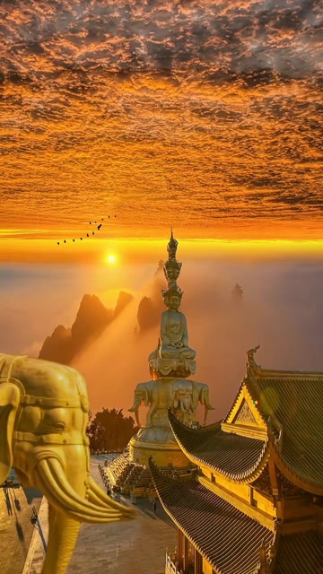 峨眉山美丽的金顶云海日出