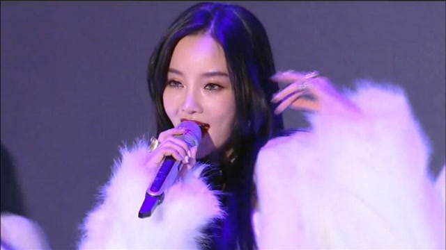 李小璐嘻哈功底有多强?颁奖典礼上唱跳rap,即兴说唱惊艳众人