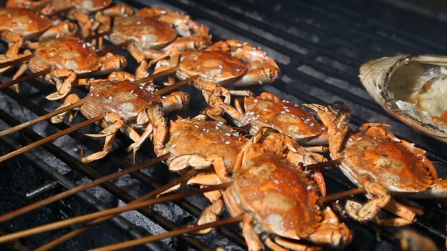 20块一只的烤螃蟹,烧烤界的扛把子,中秋节最少卖10000只,厉害