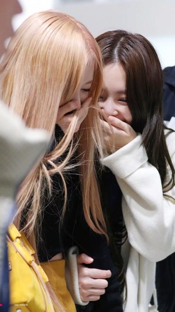 rose和jennie快乐拥抱