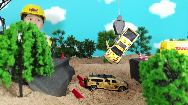 轩轩玩具频道  小汽车不听轩轩劝告,掉进了大坑里面