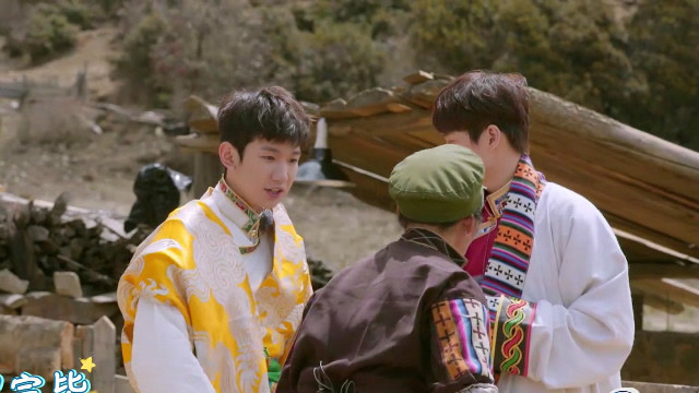 王源穿藏袍方式不对,热心奶奶帮忙瞬间改变服装风格