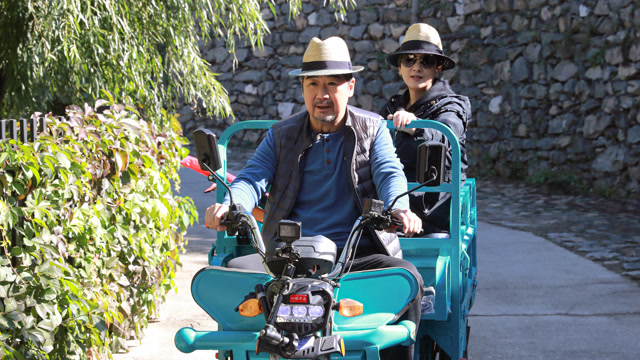 张国立秒变刘能骑三轮车,邓婕险些摔个大跟头