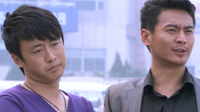 《魔幻手机2:傻妞归来》第5集02:小千他们被一群人围住了,还这么能贫.