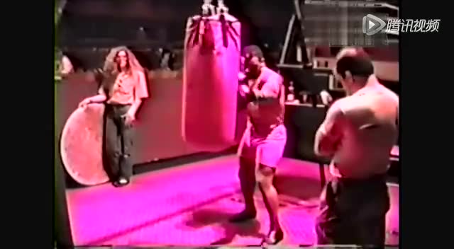 泰森打沙包训练