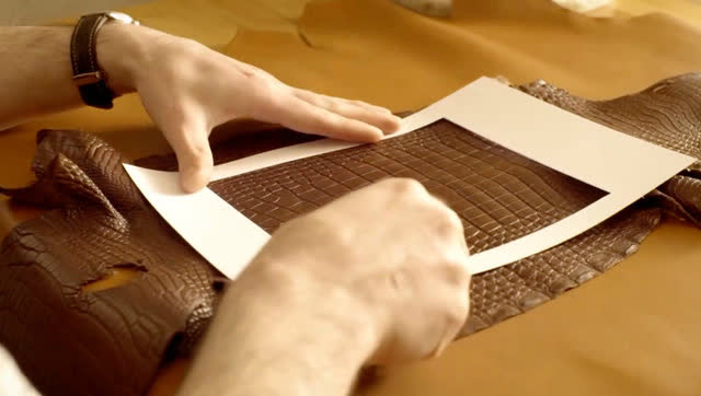 妙手匠心:鳄鱼皮包的手工制作流程