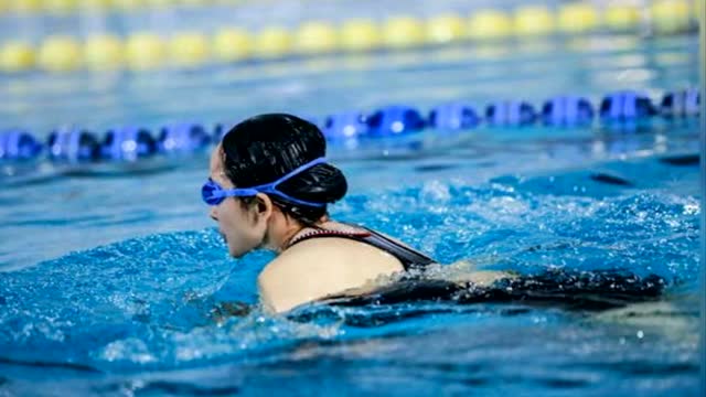 看杨幂泳装的正确姿势:不是水里,而是岸上