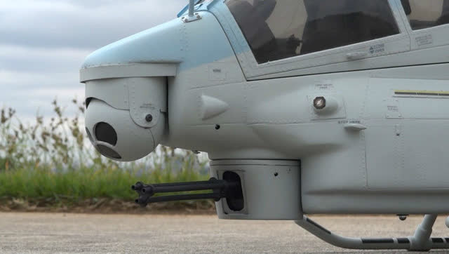 美军武直低空盘旋 机炮旋转搜索目标